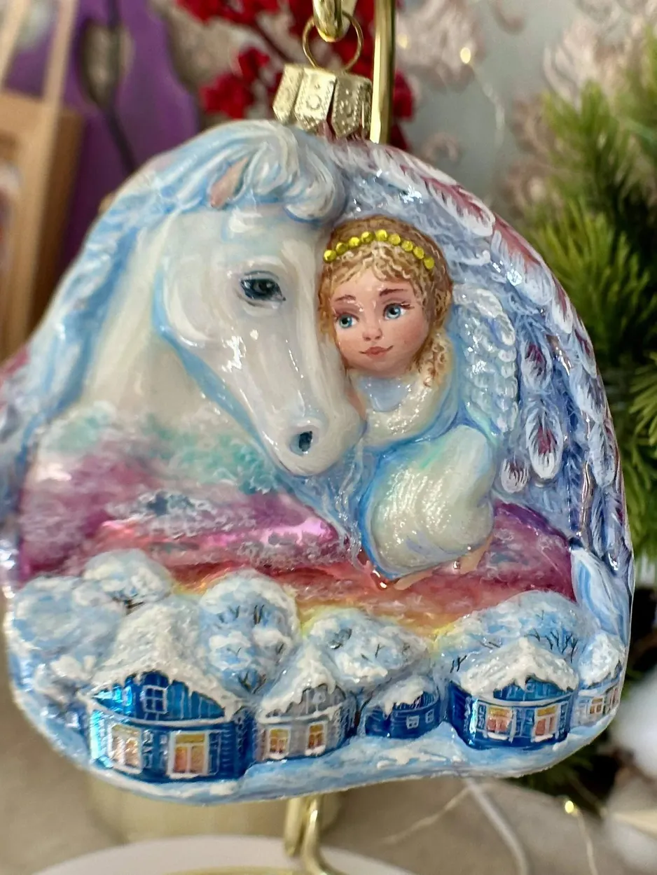 Ёлочная игрушка «Белая лошадь и девочка»