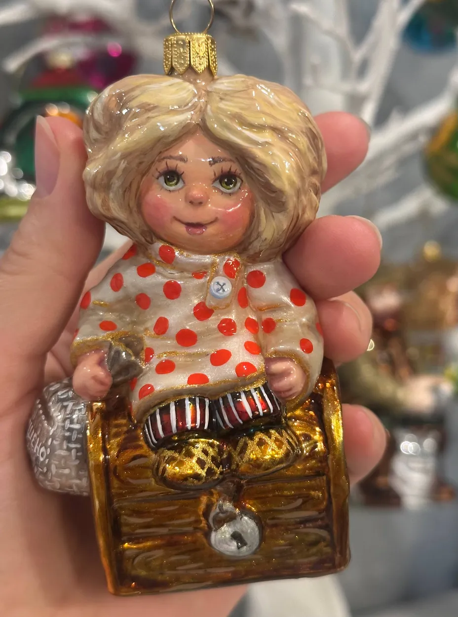 Ёлочная игрушка «Домовёнок Кузя на сундуке»